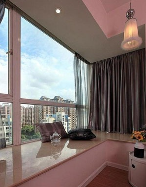 
	Phòng ngủ với tông màu hồng chủ đạo, tầm view rộng.