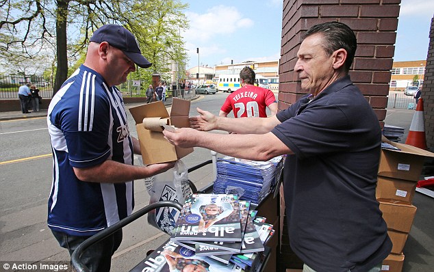 
	Hai CĐV mưu trí đã mua hàng trăm ấn phẩm đặc biệt được West Brom phát hành nhân trận đấu cuối của Sir Alex Ferguson