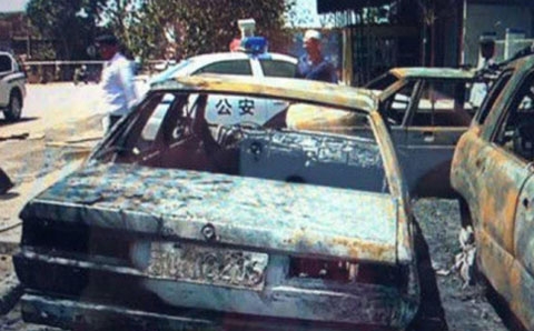
	Chiếc xe bị phá hoại trong vụ bạo loạn