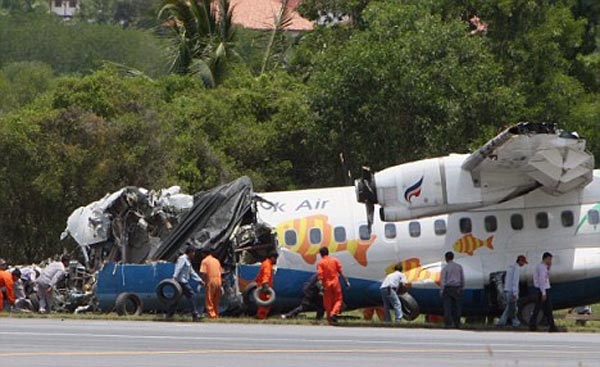 Phần mũi của chiếc ATR-72 212A bị biến dạng hoàn toàn sau khi đâm vào tháp kiểm soát không lưu.