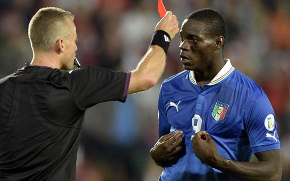 
	Balotelli nhận thẻ đỏ trong trận đấu gặp ĐT Czech hồi tuần trước