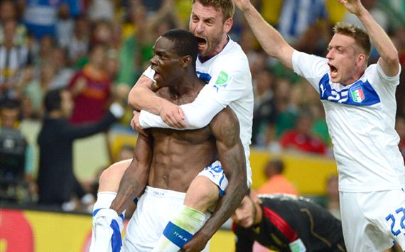 
	Balotelli cởi áo khoe thân ăn mừng bàn thắng