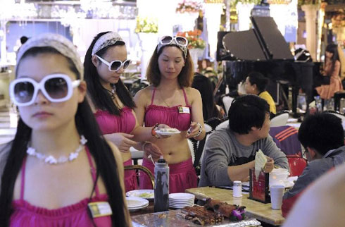 Chào thua với những chiêu trò với bikini của nhà hàng Trung Quốc