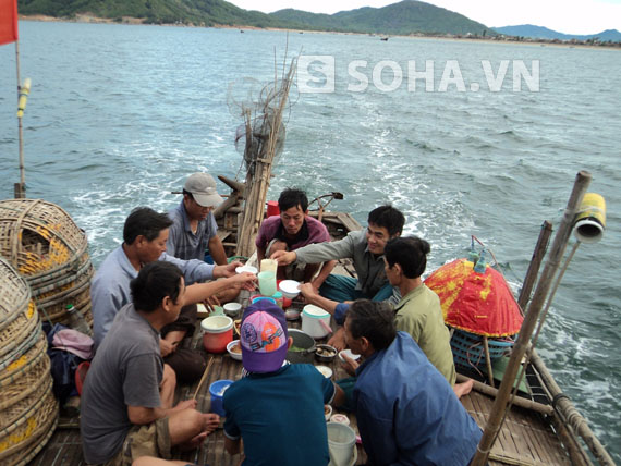 
	Bữa cơm đạm bạc của các ngư phủ ăn tranh thủ trong lúc dong thuyền ra khơi