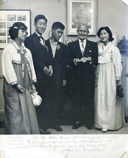 Trong đợt thi tiếng Anh do Hội Chữ Thập Đỏ Mỹ tổ chức năm 1962, Ban Ki-Moon 18 tuổi đoạt giải nhất, được đi thăm nước Mỹ và vinh dự được gặp gỡ và nói chuyện với Tổng thống Kennedy tại Nhà Trắng.