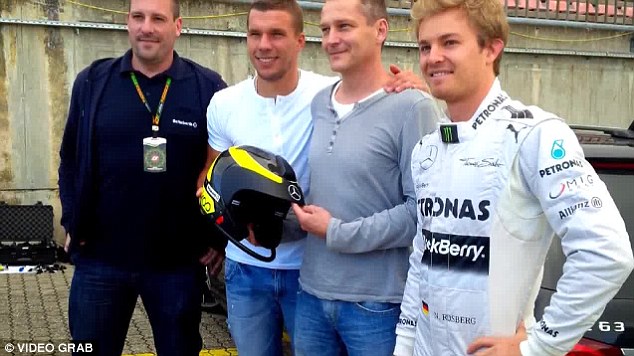 
	Chụp chung với Nico Rosberg và những người bạn