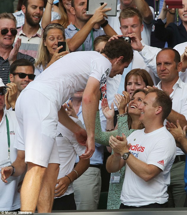 Andy Murray hôn bạn gái đắm đuối ngay trên sân đấu