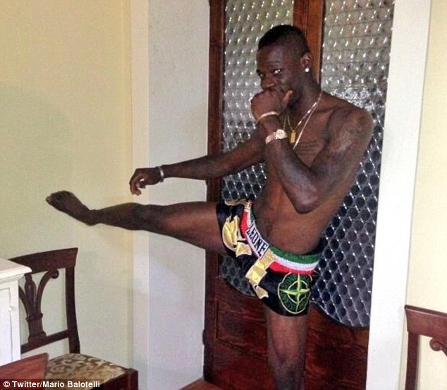 
	Balotelli khoe ảnh "nhạy cảm"