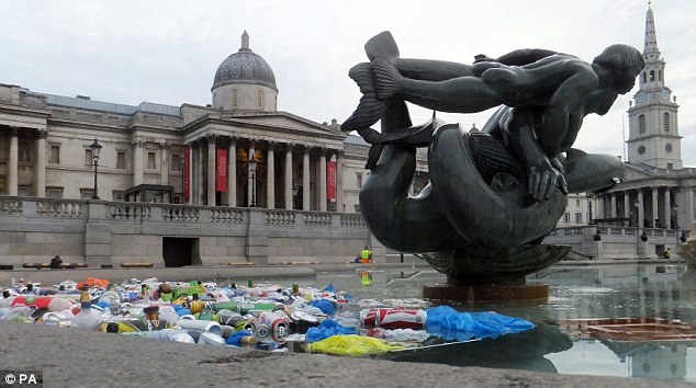 
	Nhiều địa điểm nổi tiếng tại London biến thành bãi rác vì CĐV Scotland