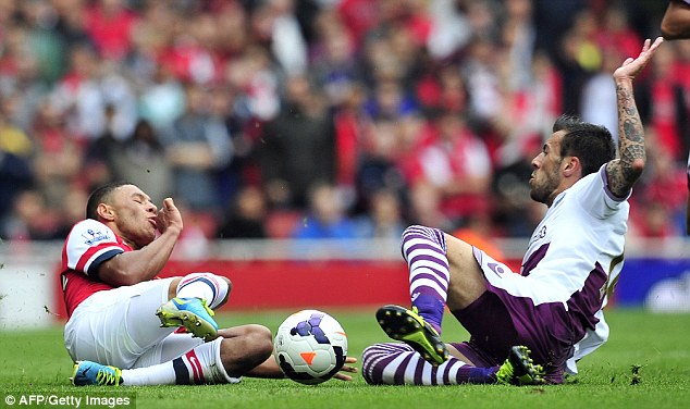 
	Pha va chạm với Antonio Luna của Aston Villa khiến sao Arsenal chấn thương nặng