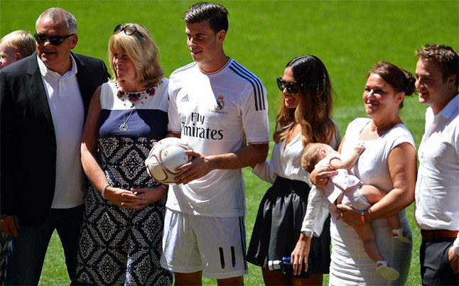
	Ông Martin Rhys-Jones đã không thể có mặt trong lễ ra mắt của Bale tại Bernabeu vì đang còn bận... ngồi tù
