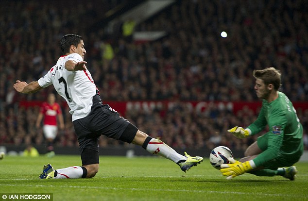 Chùm ảnh: Suarez bất lực trước hàng thủ hạng 2 của Man United
