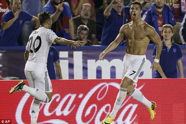  	Cris Ronaldo nhận thẻ vàng vì ăn mừng... quá khích