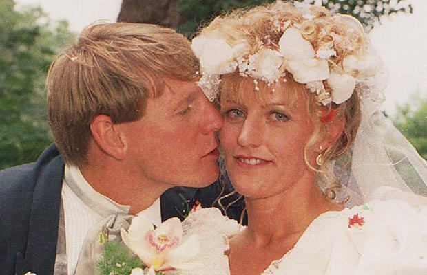 
	Pearce kết hôn với Liz năm 1993