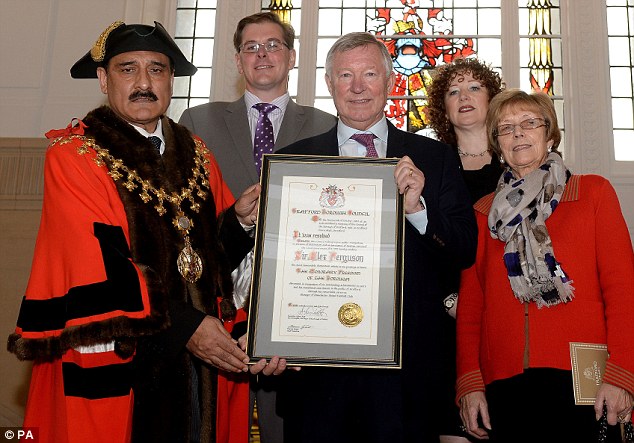 
	Sir Alex Ferguson nhận giải Freedom of the Borough of Trafford từ tay thị trưởng thành phố Manchester, Dylan Butt (trái), thành viên hội đồng thành phố (phia sau) và vợ - bà Cathy (phải)