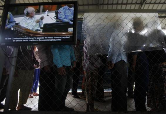  	Người dân Campuchia xếp hàng vào Tòa án xét xử tội ác Khmer Đỏ của Campuchia (ECCC) tại ngoại ô Phnom Penh hôm 21/10. Phiên tòa này sẽ mở đầu cho chuỗi 10 ngày luật sư biện hộ đưa ra những lí lẽ cuối cùng để thuyết phục bồi thẩm đoàn.