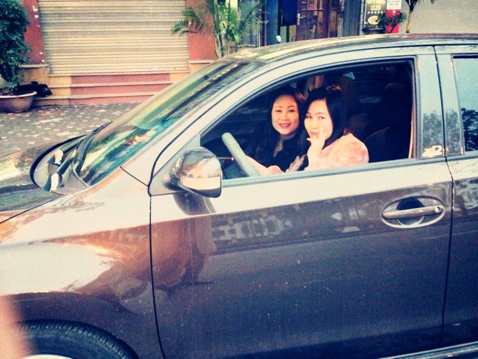 
	Trương Phương cùng mẹ trên chiếc xe Scion của Toyota phiên bản sản xuất giới hạn.