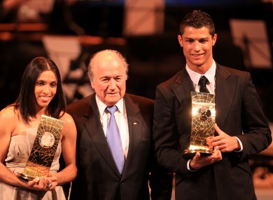  	Sau khi vinh danh Cris Ronaldo vào năm 2008 với danh hiệu Cầu thủ xuất sắc nhất thế giới, 4 năm sau đó Sepp Blatter đều vinh danh Messi