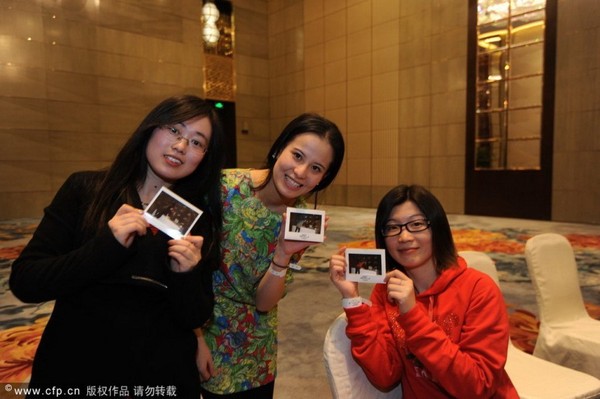  	Các fan nữ tại Trung Quốc rất hào hứng với sự kiện này