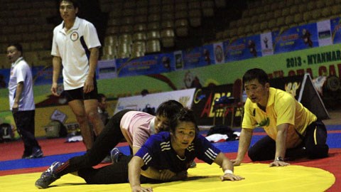  	ĐT vật Việt Nam tập luyện ở thi đấu Quốc gia Myanmar. Ảnh: Phan Tùng