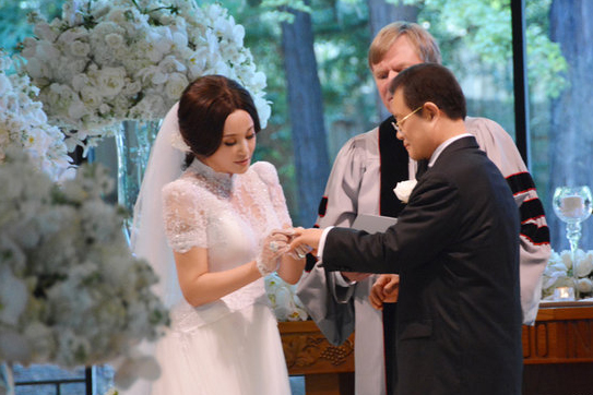 
	Lưu Hiểu Khánh được chồng trao nhẫn cưới.