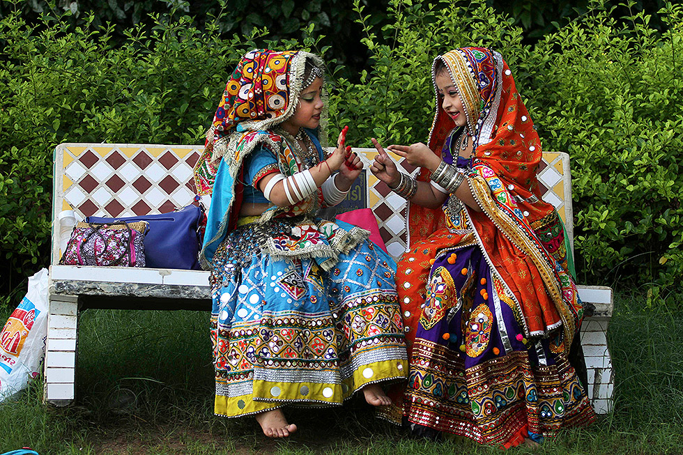 
	Hai em bé Ấn Độ trong trang phục truyền thống chào đón lễ hội Navratri.