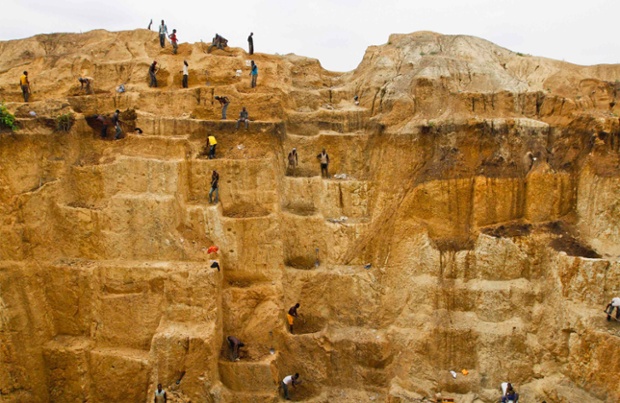 Những công nhân làm việc tại một mỏ vàng ở Minna, Niger.