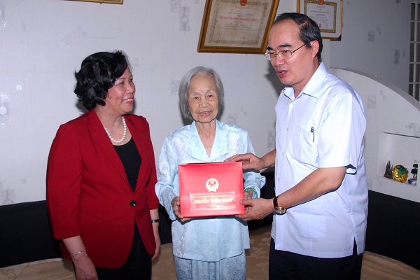 Phó Thủ tướng thăm, tặng quà vợ liệt sĩ, thượng tá Trần Văn Luật