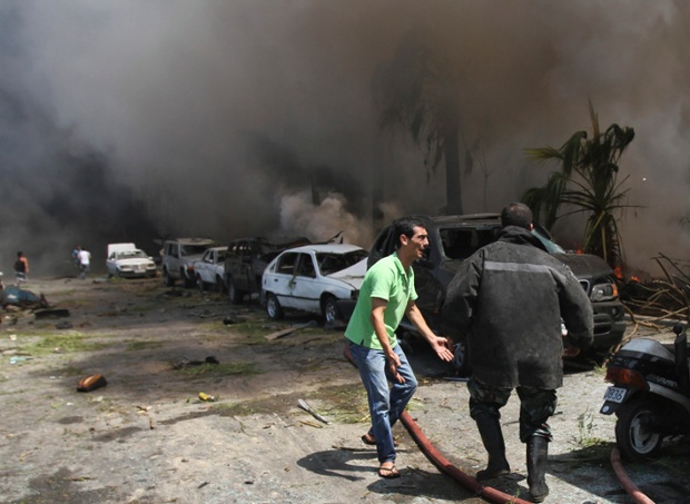 Hiện trường vụ đánh bom bên ngoài một nhà thờ Hồi giáo ở thủ đô Tripoli của Libya, khiến 13 người thiệt mạng và 50 người bị thương.