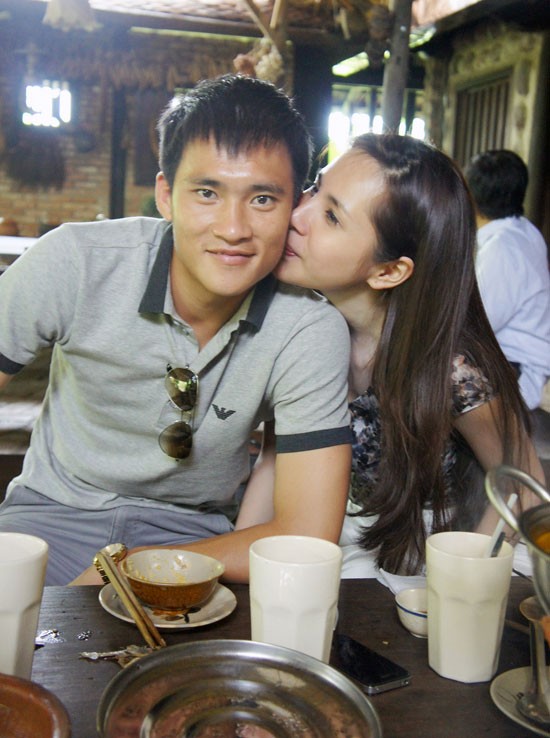 Trong một lần Công Vinh về quê Thủy Tiên ăn Tết ở Kiên Giang vào đầu năm 2012, cặp đôi rủ bạn bè tới ăn uống tại một nhà hàng. Tại đây, đôi uyên ương tình cảm bằng một nụ hôn lên má mà Thủy Tiên dành cho Công Vinh trước mặt bạn bè.
