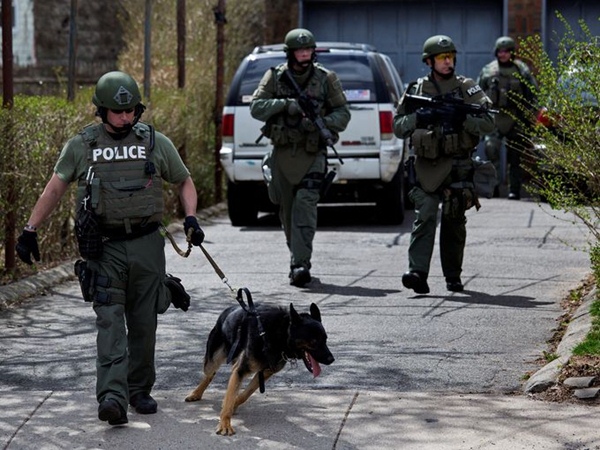 
	Cảnh sát được huy động vây bắt kẻ tình nghi vụ đánh bom Boston.