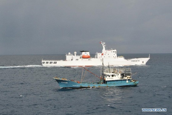 Tàu Ngư Chính 310 hỗ trợ một tàu cá Trung Quốc hoạt động trái phép gần quần đảo Trường Sa của Việt Nam