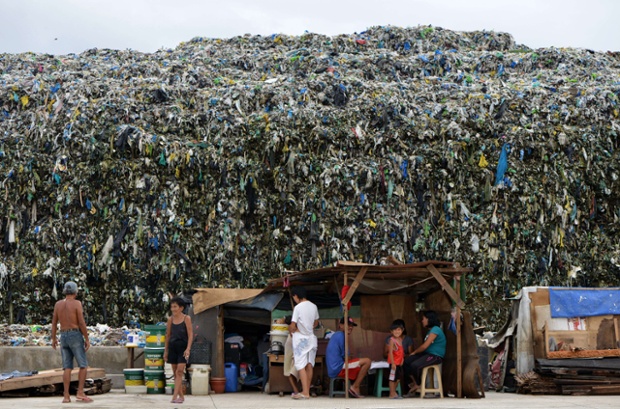 Những người dân sống cạnh bãi rác khổng lồ ở ngoại ô thủ đô Manila của Philippines.