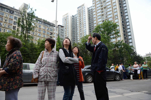 Người dân ở thành phố Thành Đô chạy xuống đường sau khi cảm nhận thấy nhà họ bị rung lắc do ảnh hưởng từ trận động đất ở Lư Sơn.