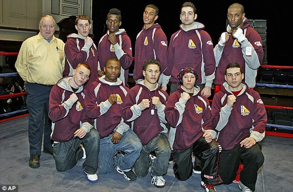 
	Tamerlan Tsarnaev (thứ năm từ trái sang, hàng trên cùng) chụp ảnh cùng
	đội đấm bốc của mình vào năm 2010 tại Giải vô địch Găng tay Vàng Anh tại Lowell, Mass.