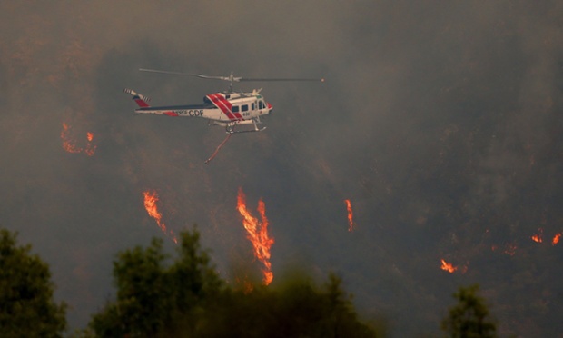 Máy bay trực thăng tham gia chữa cháy rừng gần Pfeiffer Ridge in Big Sur, California, Mỹ.