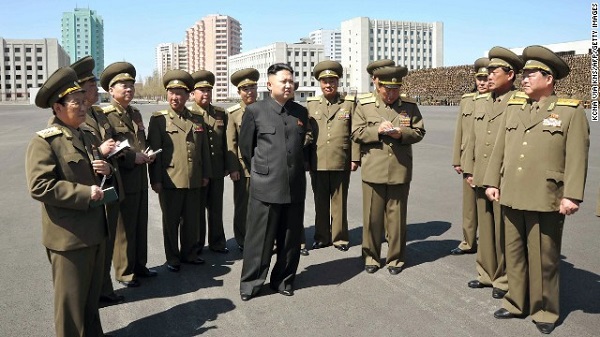 Lãnh đạo Bộ Công an Triều Tiên hẳn rất vinh dự khi được ông Kim Jong Un đến thăm và úy lạo tinh thần nhân ngày 1/5. Sổ và bút là thứ không thể thiếu để ghi lại những lời căn dặn của lãnh tụ.