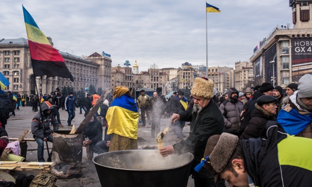 Một người đàn ông phục vụ súp cho những người biểu tình trên quảng trường Độc lập ở Kiev, Ukraine.