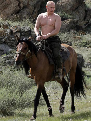  	Ông Putin khoe tài cưỡi ngựa...