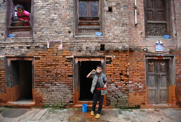 Một cậu bé đánh răng bên ngoài nhà ở Bhaktapur, Nepal.