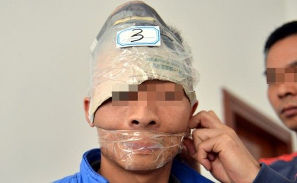 Cảnh sát dùng băng dính bịt miệng tù nhân gây phẫn nộ 1