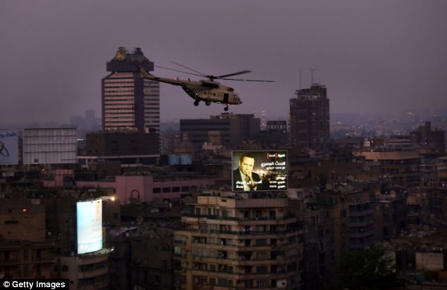 Trực thăng quân sự tuần tra trên bầu trời thủ đô Cairo.