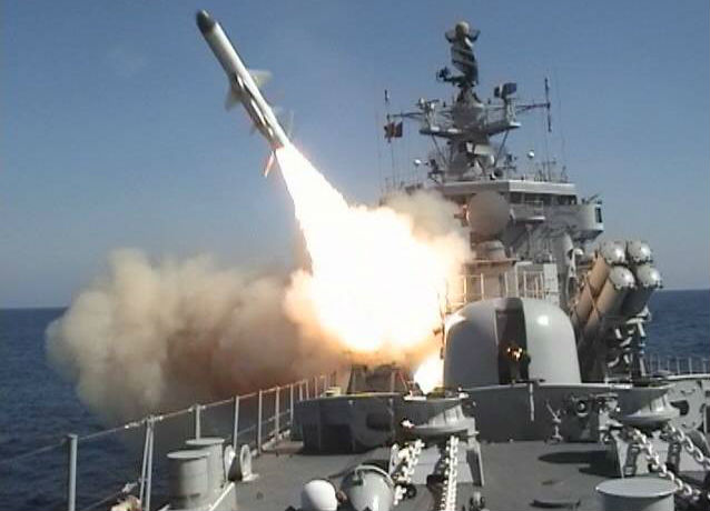 Tên lửa đối hạm Kh-35 được phóng đi từ tổ hợp Uran-E trên tàu