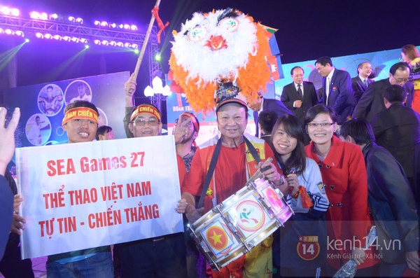 Mặc trời mưa, đoàn VĐV Việt Nam vẫn nhiệt tình dự lễ xuất quân SEA Games 27 3