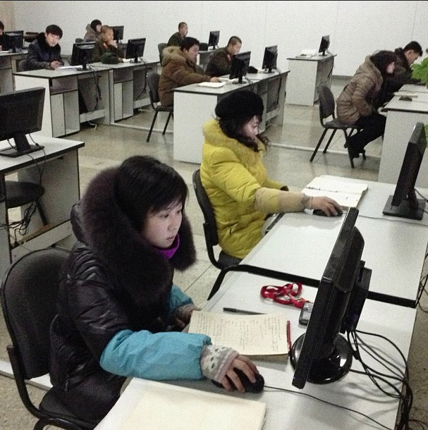  	Cảnh sinh viên đang học tập tại Trường Đại Học Nhân Dân ở thủ đô Bình Nhưỡng.