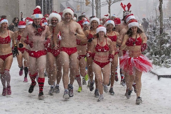 "Ông, bà" Noel mặc bikini chạy 3km dưới trời tuyết lạnh 1