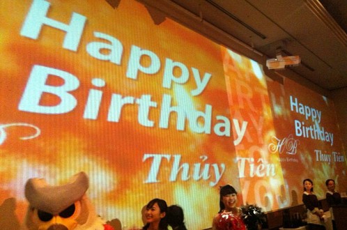 
	Sân khấu tiệc sinh nhật dành cho Thủy Tiên được thiết kế khá bắt mắt. 