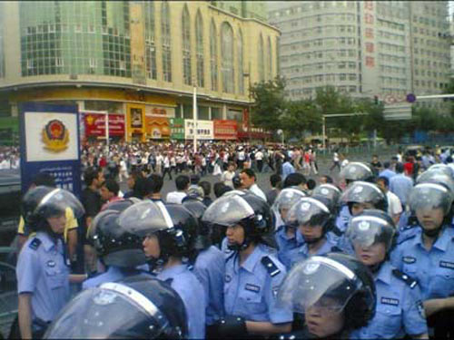 
	Cảnh sát chống bạo động trên đường phố Tân Cương