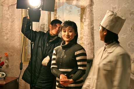  	Một cảnh quay phim tại Triều Tiên, diễn viên phải ăn mặc thật kín đáo.