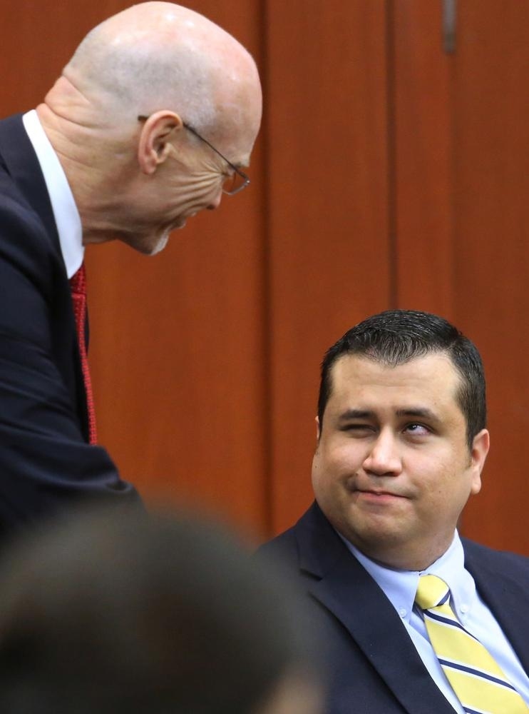  	George Zimmerman nháy mắt với luật sư của mình tại phiên tòa có nhiều ý nghĩa liên quan tới vấn đề phân biệt chủng tộc.George Zimmerman bị cho là bắn chết Trayvon Martin, 17 tuổi, vì cậu này là dân da đen.